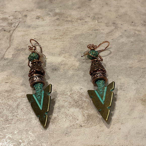 Arrowhead Dangle Earrings copper and brass with patina 2” new Artesian made - Picture 2 of 8